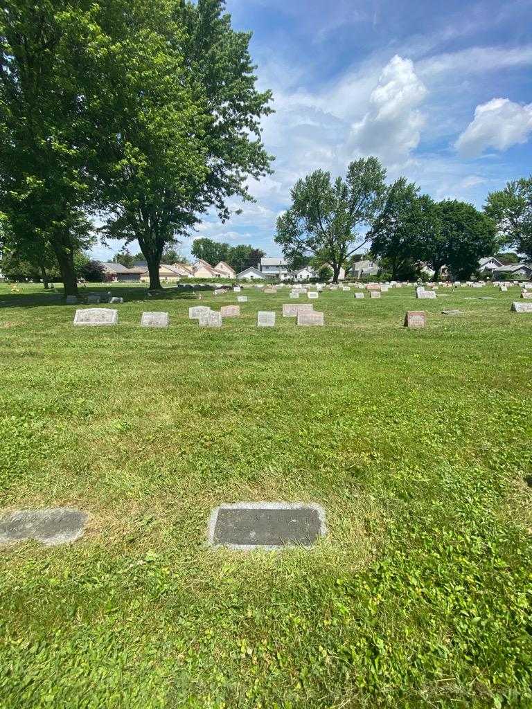 Leon T. Clute's grave. Photo 1