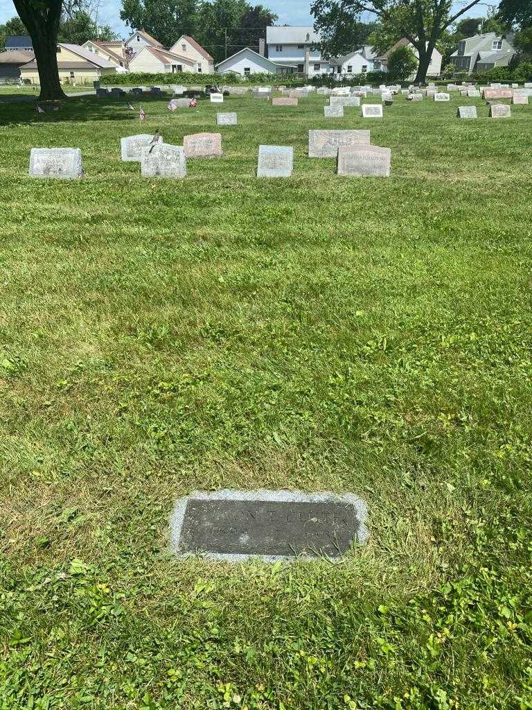 Leon T. Clute's grave. Photo 2