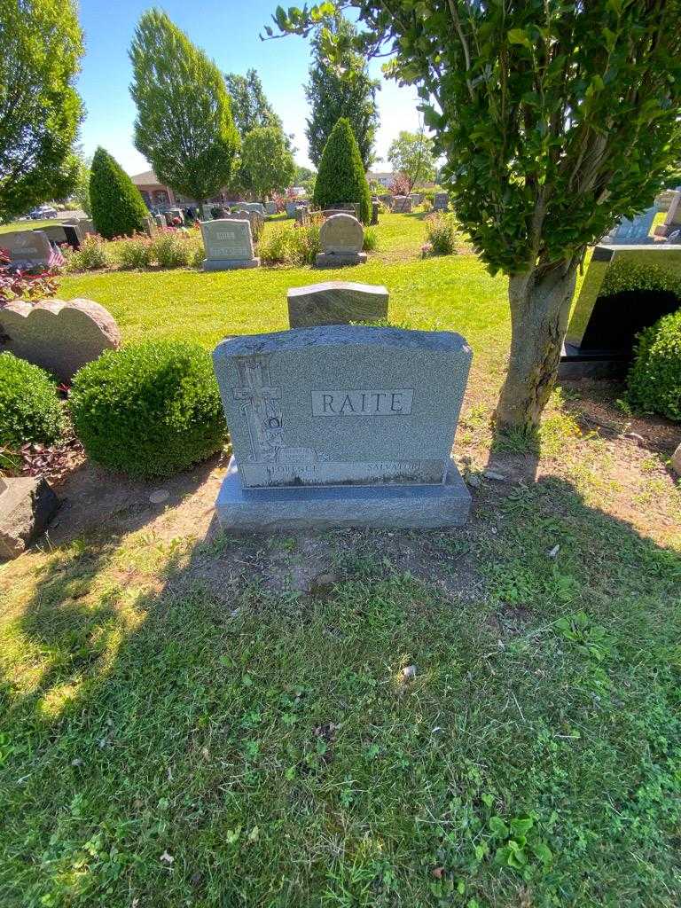 Florence "Flo" Raite's grave. Photo 1