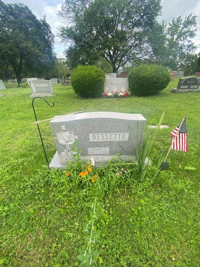Leon J. Bessette's grave. Photo 1