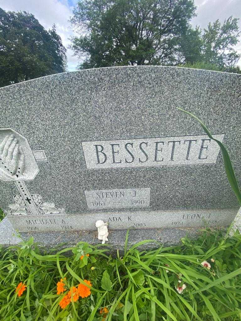 Leon J. Bessette's grave. Photo 2