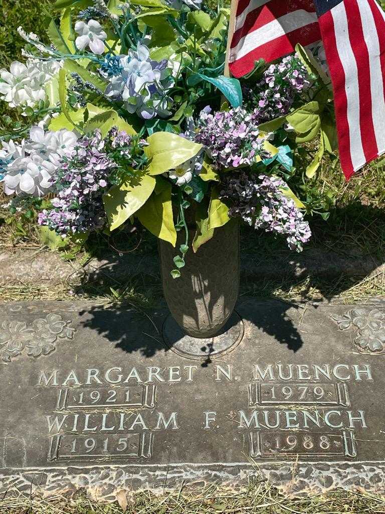 William F. Muench's grave. Photo 3