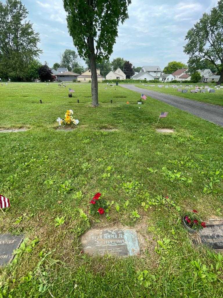 Richard A. Draper Junior's grave. Photo 1