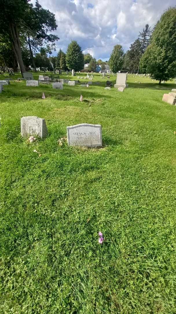 Verna M. Uhrig's grave. Photo 1