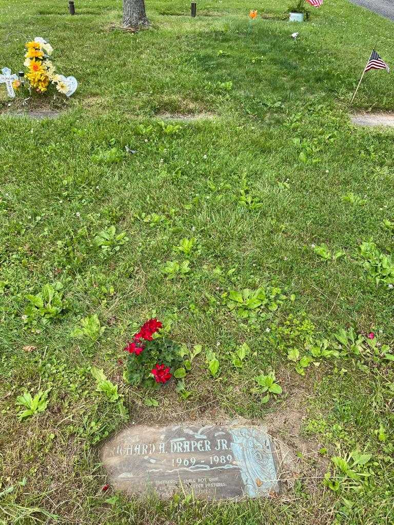 Richard A. Draper Junior's grave. Photo 2