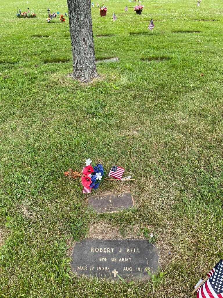 Robert J. Bell's grave. Photo 2