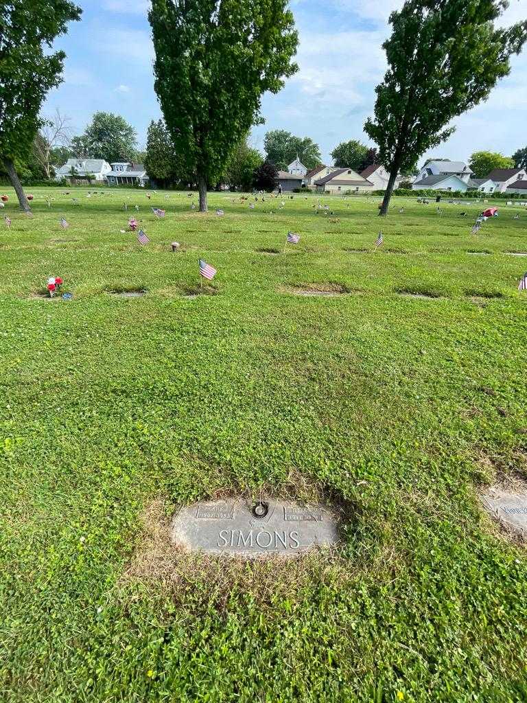 Lillian M. Simons's grave. Photo 1