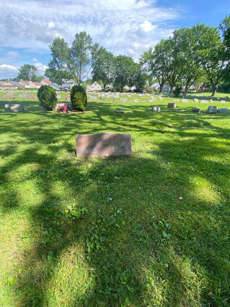 Louise Wyant's grave. Photo 1
