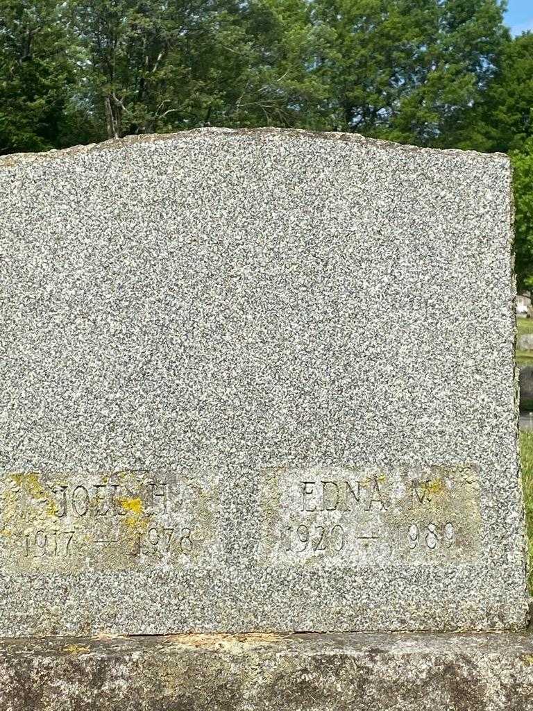 Edna M. Wilson's grave. Photo 3