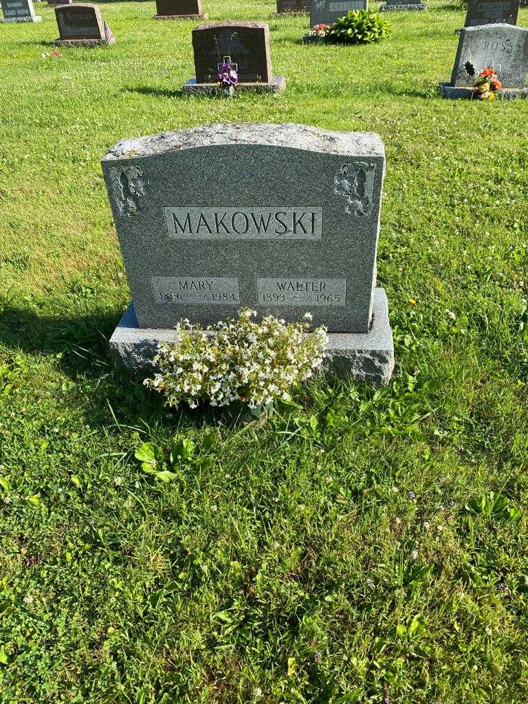 Mary Makowski's grave. Photo 2