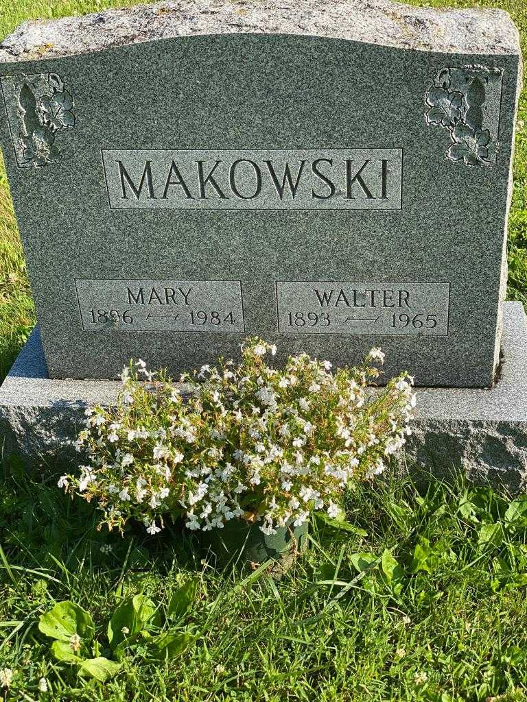 Mary Makowski's grave. Photo 3