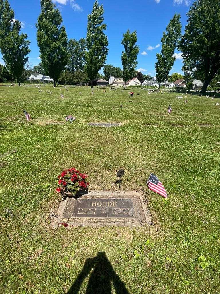 Alfred V. Houde's grave. Photo 1