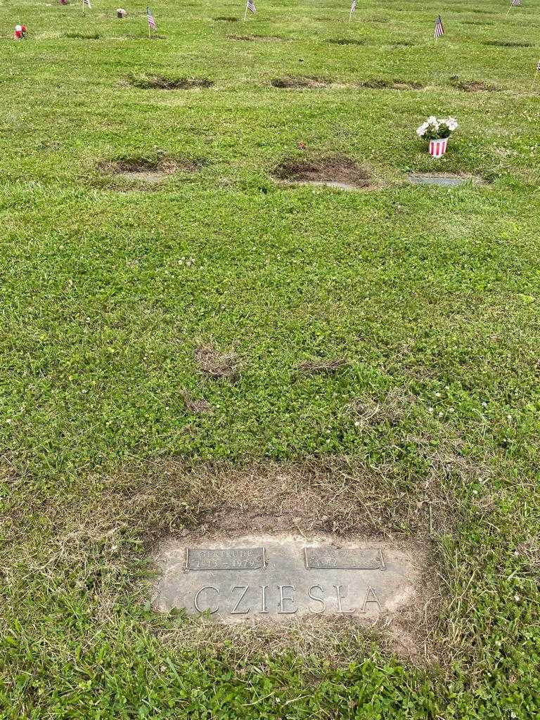 Gertrude Cziesla's grave. Photo 2
