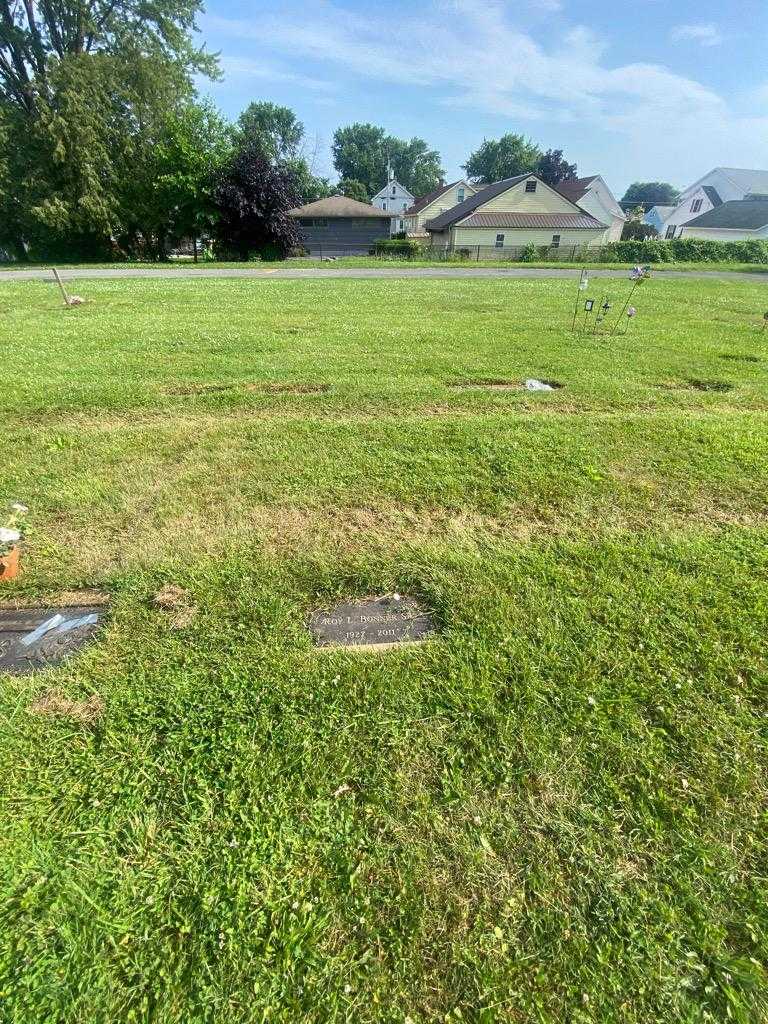 Roy L. Bonner Senior's grave. Photo 1