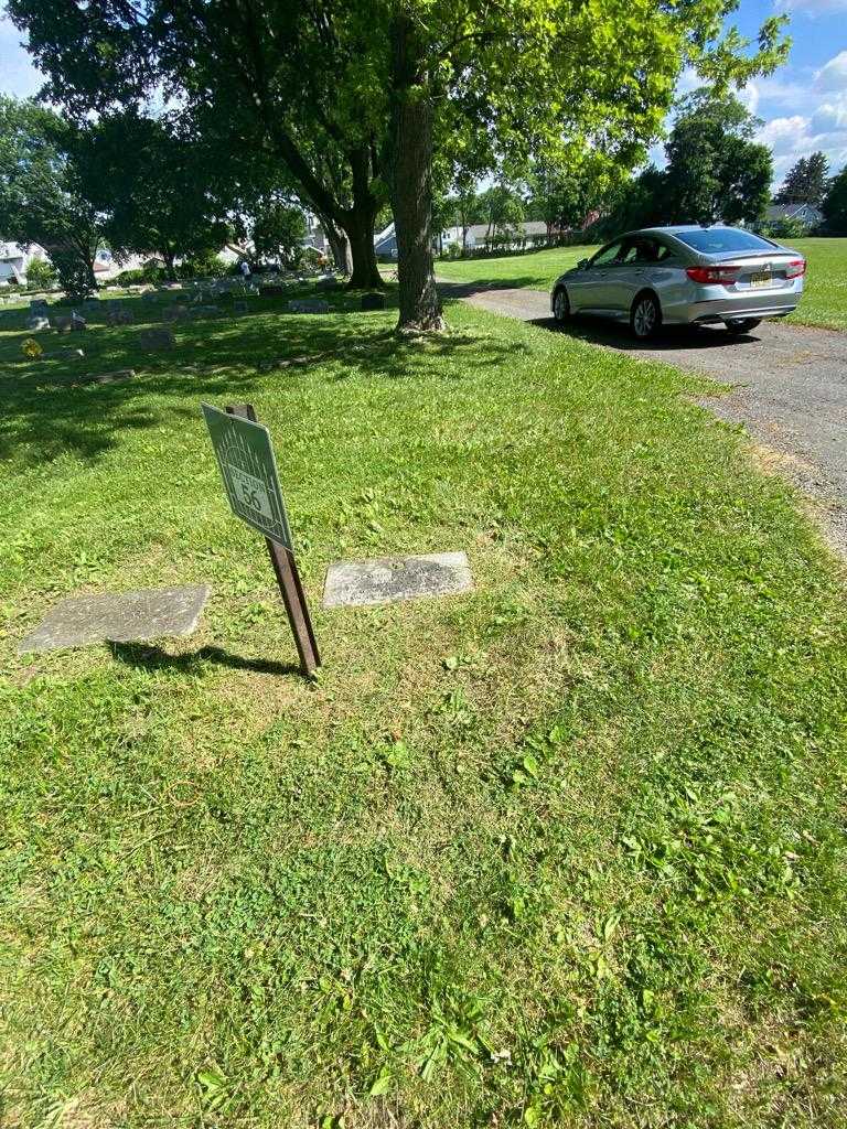 Leslie L. Martin's grave. Photo 1