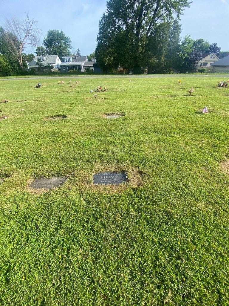 Robert Allen Strong's grave. Photo 1