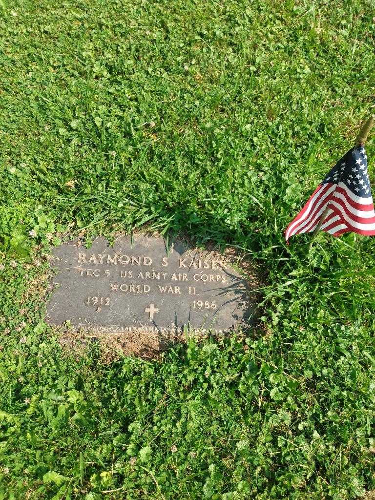 Raymond S. Kaiser's grave. Photo 2