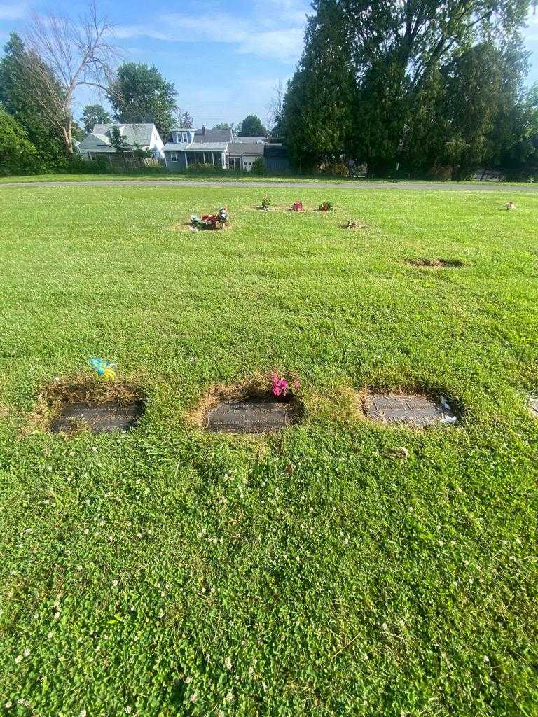 Mary Beth La Bounty's grave. Photo 1