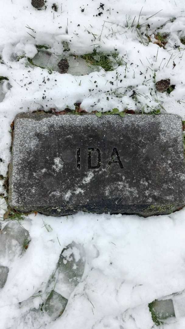 Ida L. Babcock's grave. Photo 3