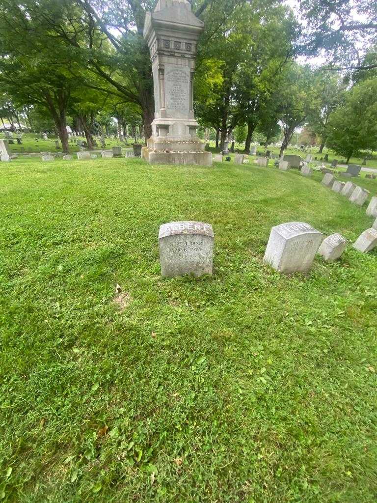 Albert Howeth's grave. Photo 1