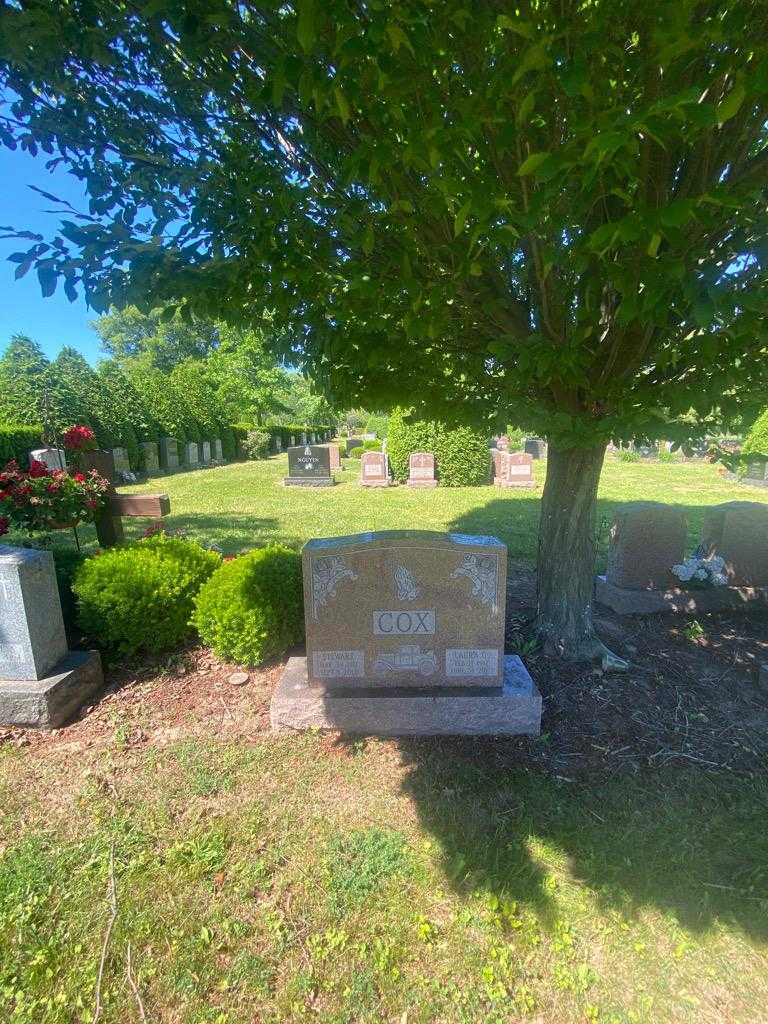 Laura G. Cox's grave. Photo 1