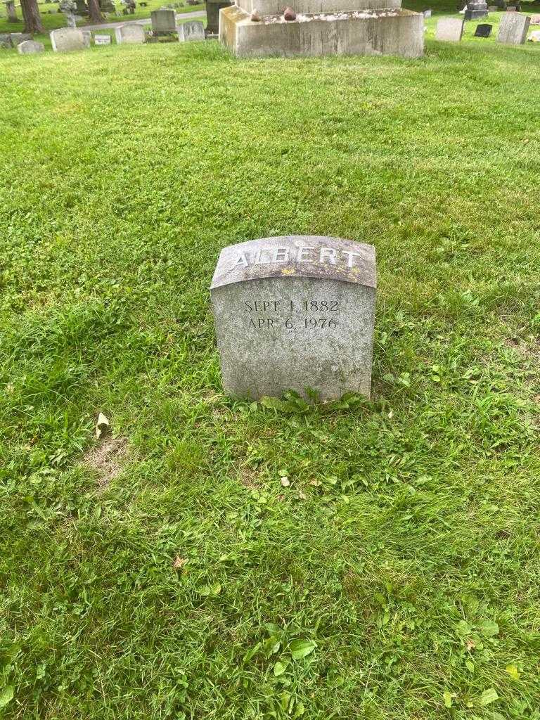 Albert Howeth's grave. Photo 2