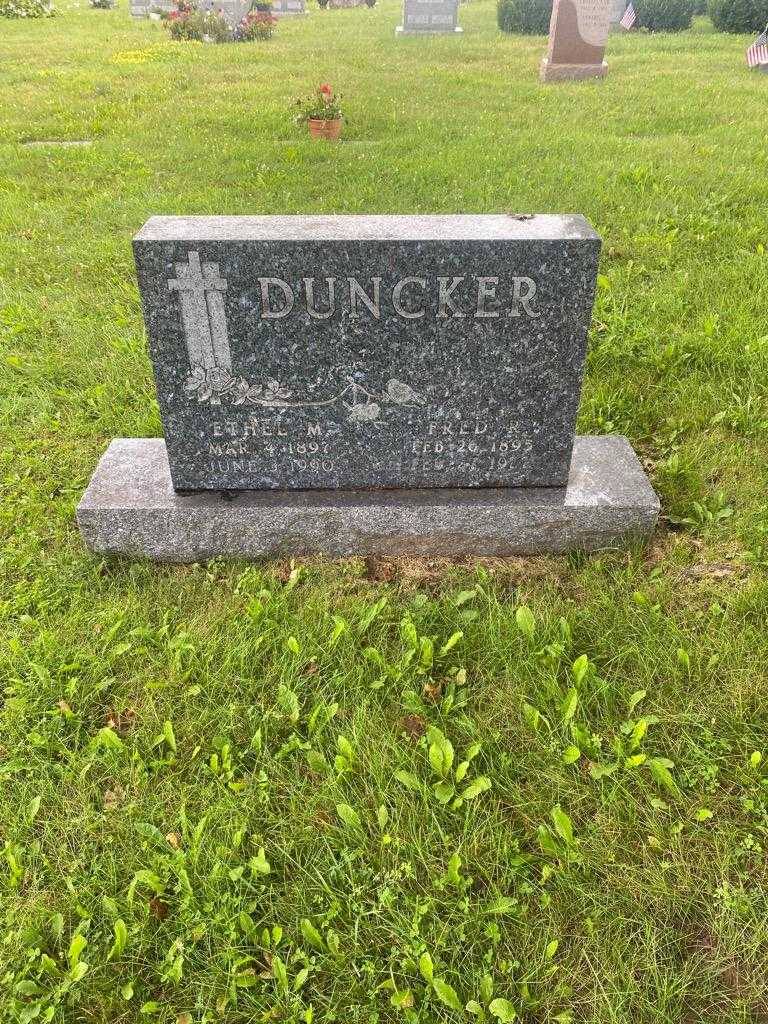 Ethel M. Duncker's grave. Photo 2