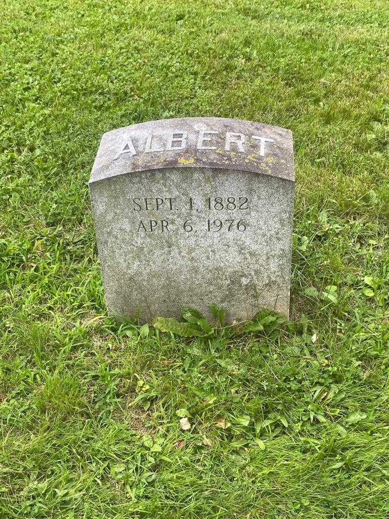 Albert Howeth's grave. Photo 3