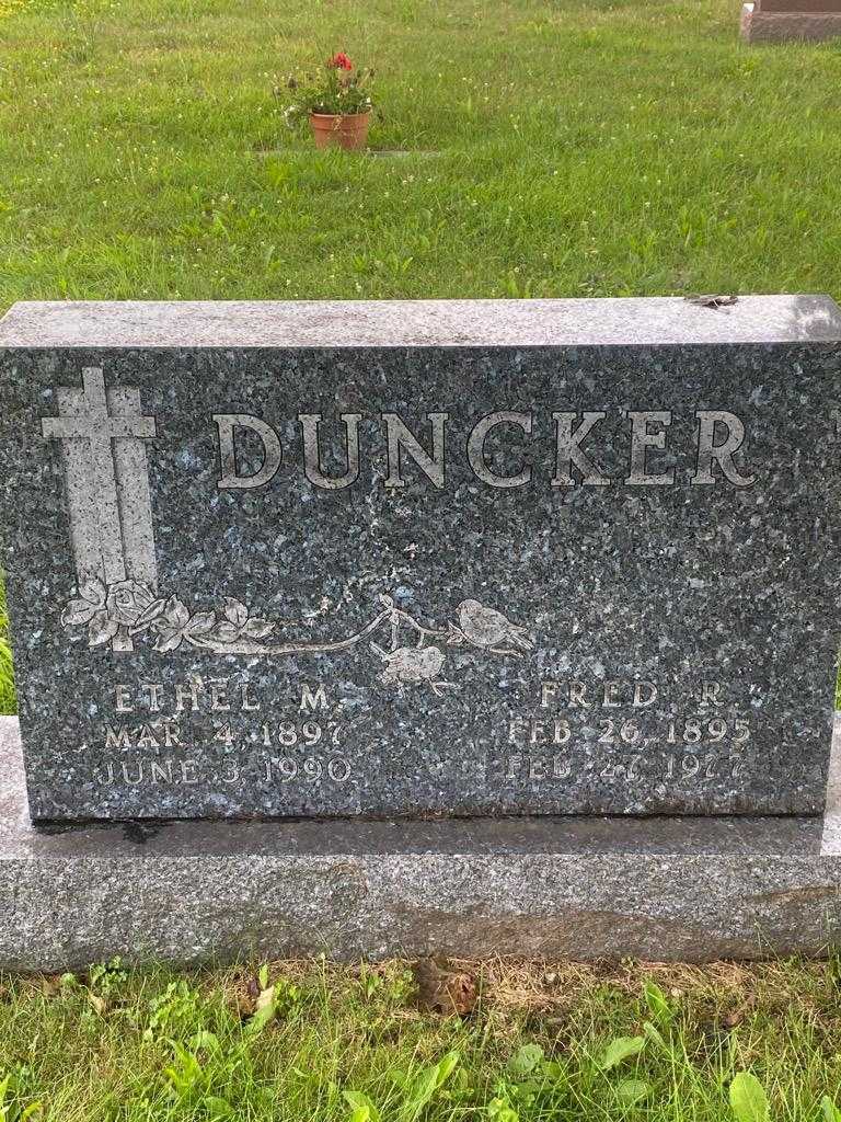Ethel M. Duncker's grave. Photo 3
