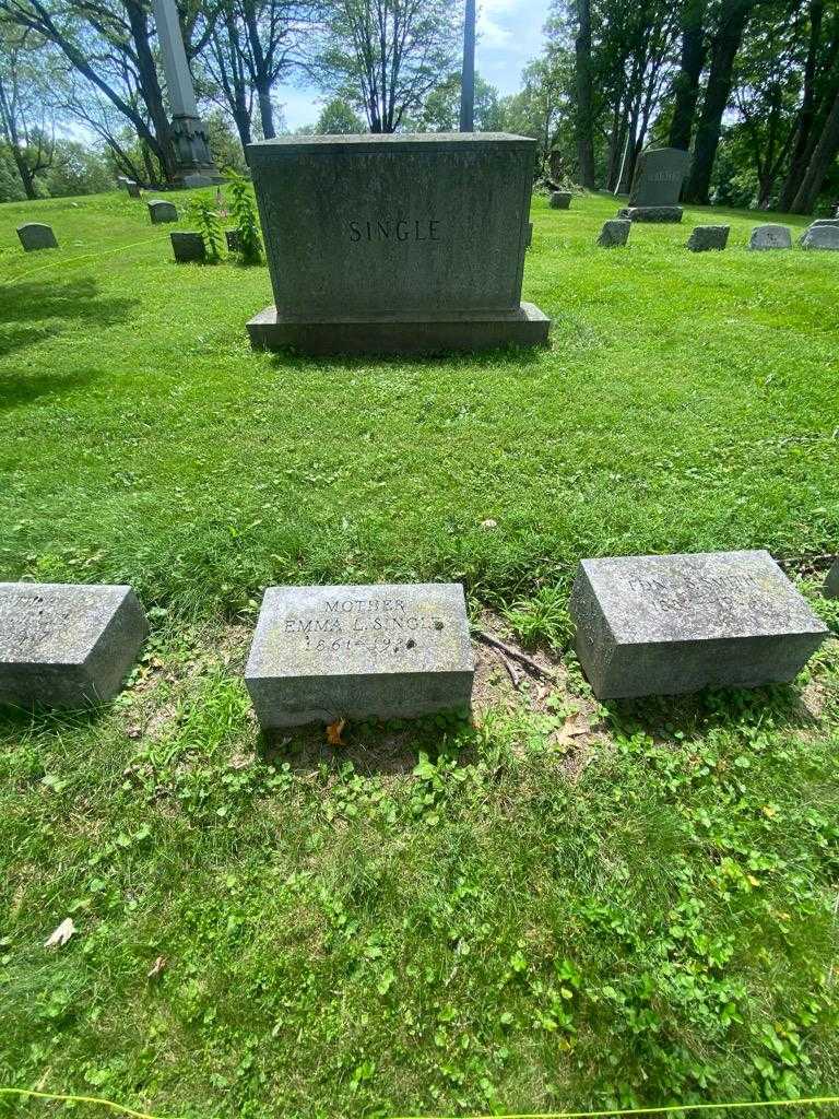 Emma L. Single's grave. Photo 1