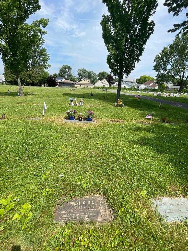 Robert E. Dix's grave. Photo 1