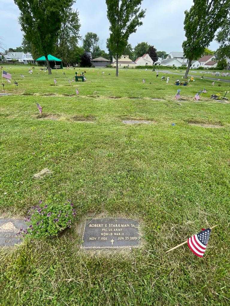 Robert E. Starkman Senior's grave. Photo 1