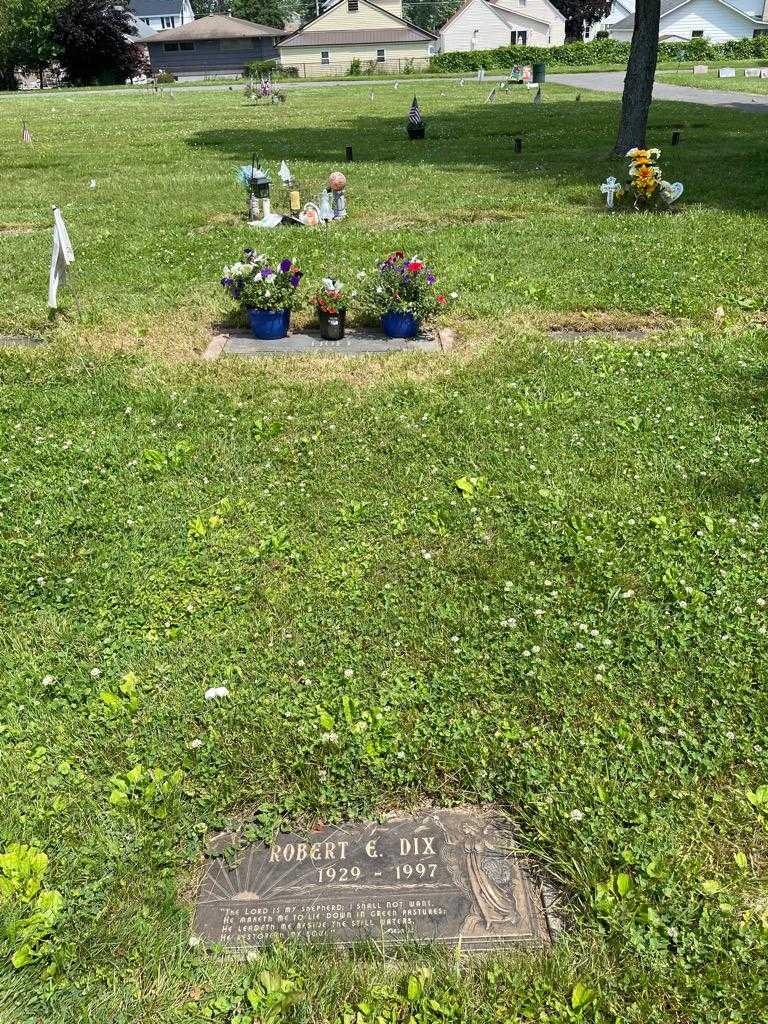 Robert E. Dix's grave. Photo 2