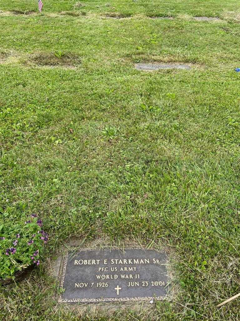 Robert E. Starkman Senior's grave. Photo 2