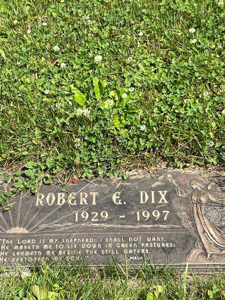 Robert E. Dix's grave. Photo 3