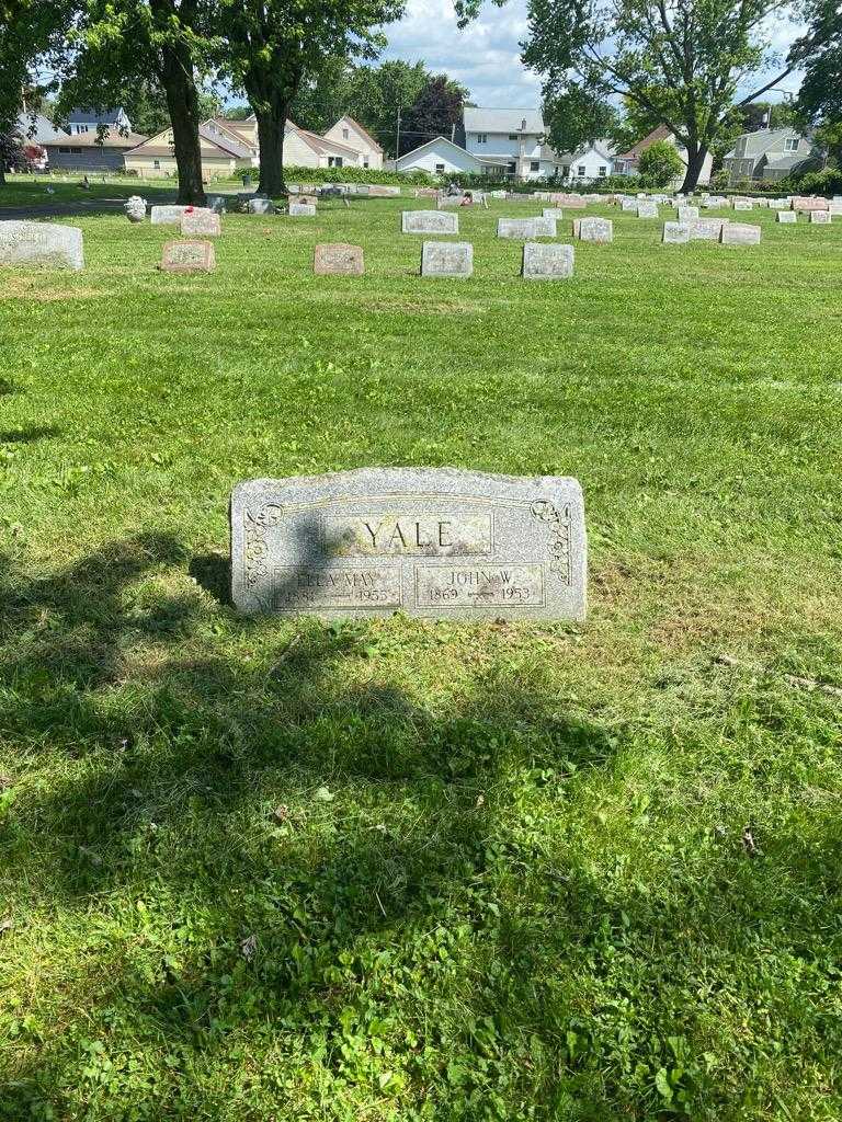 Ella May Yale's grave. Photo 2