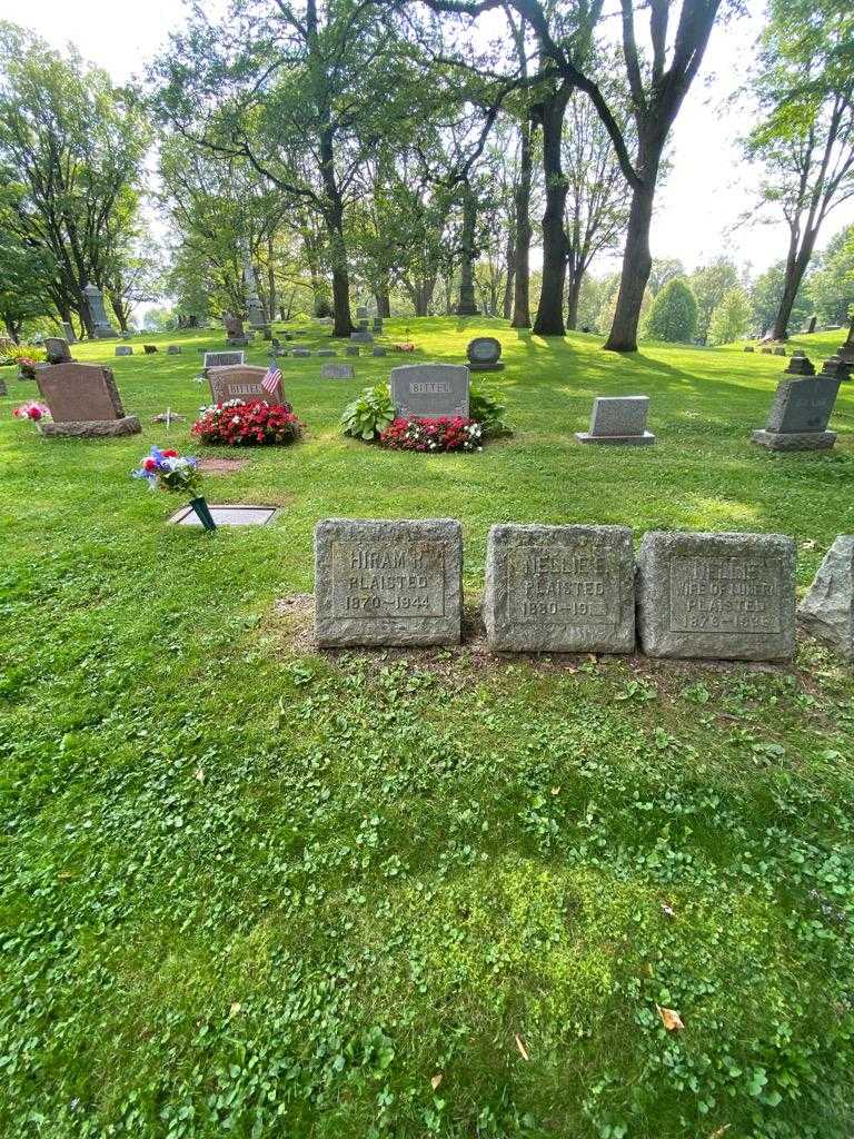 Hiram R. Plaisted's grave. Photo 1