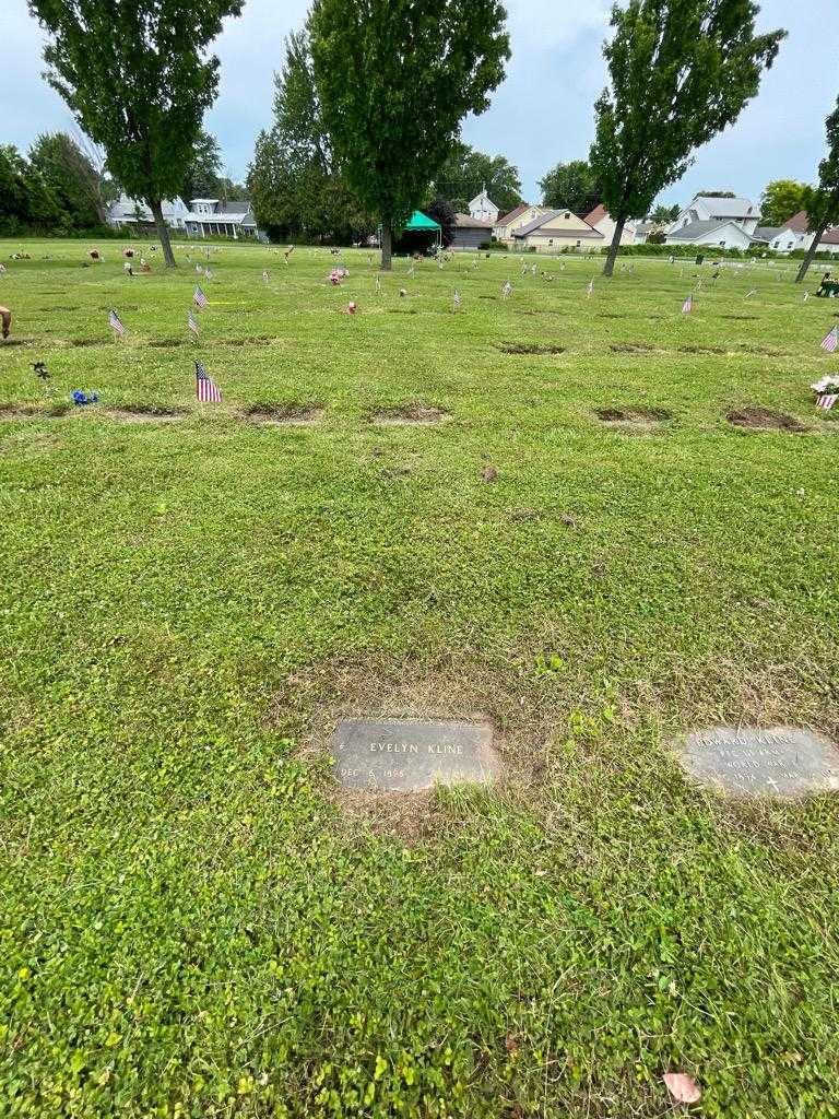 Evelyn Kline's grave. Photo 1