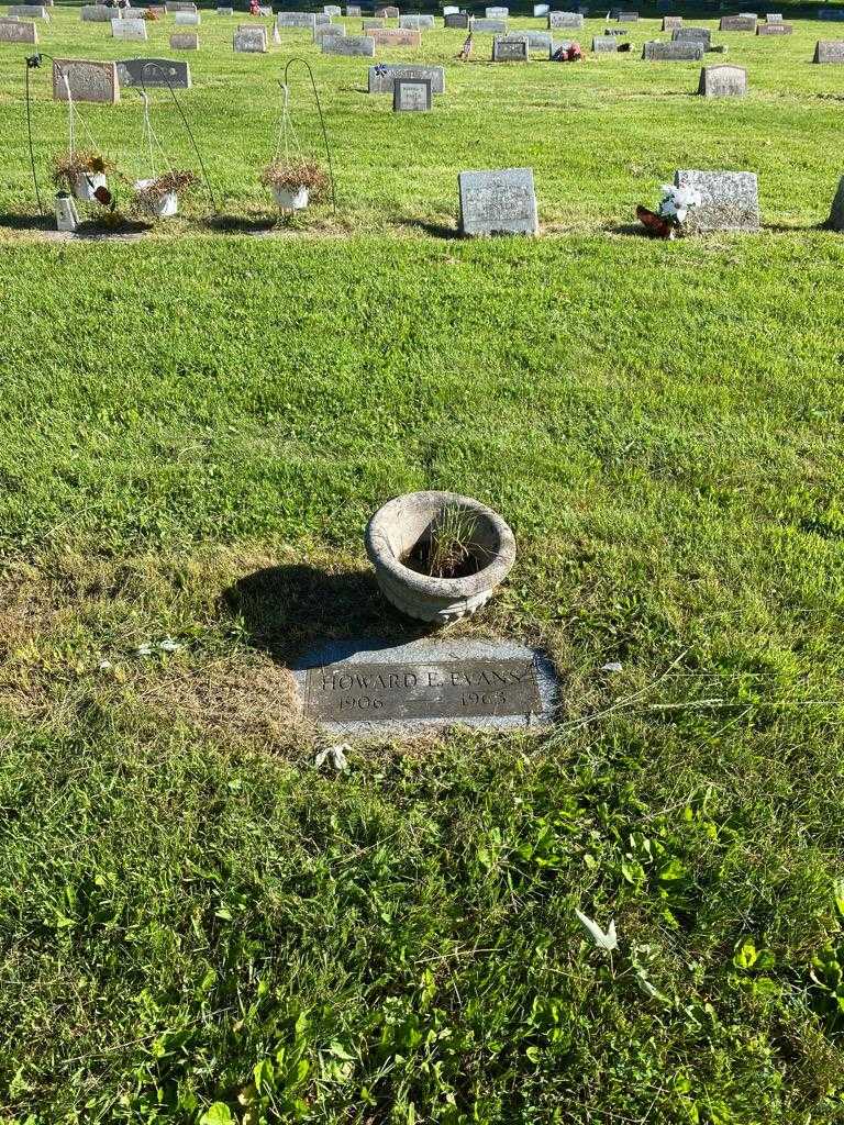 Howard E. Evans's grave. Photo 2