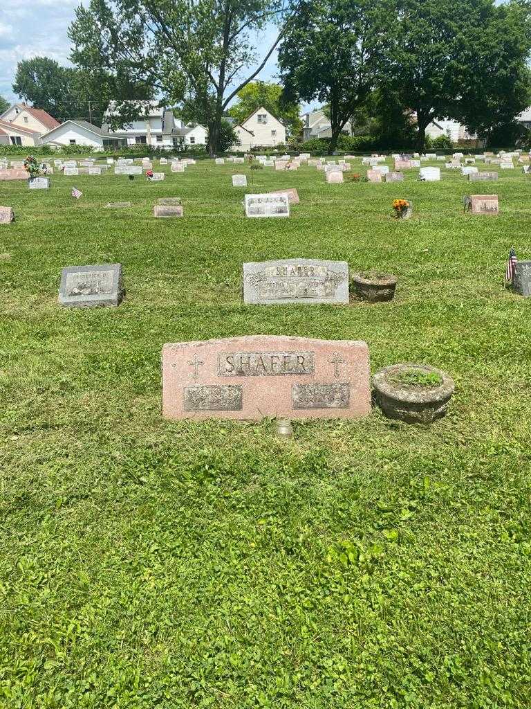 Louise E. Shafer's grave. Photo 2