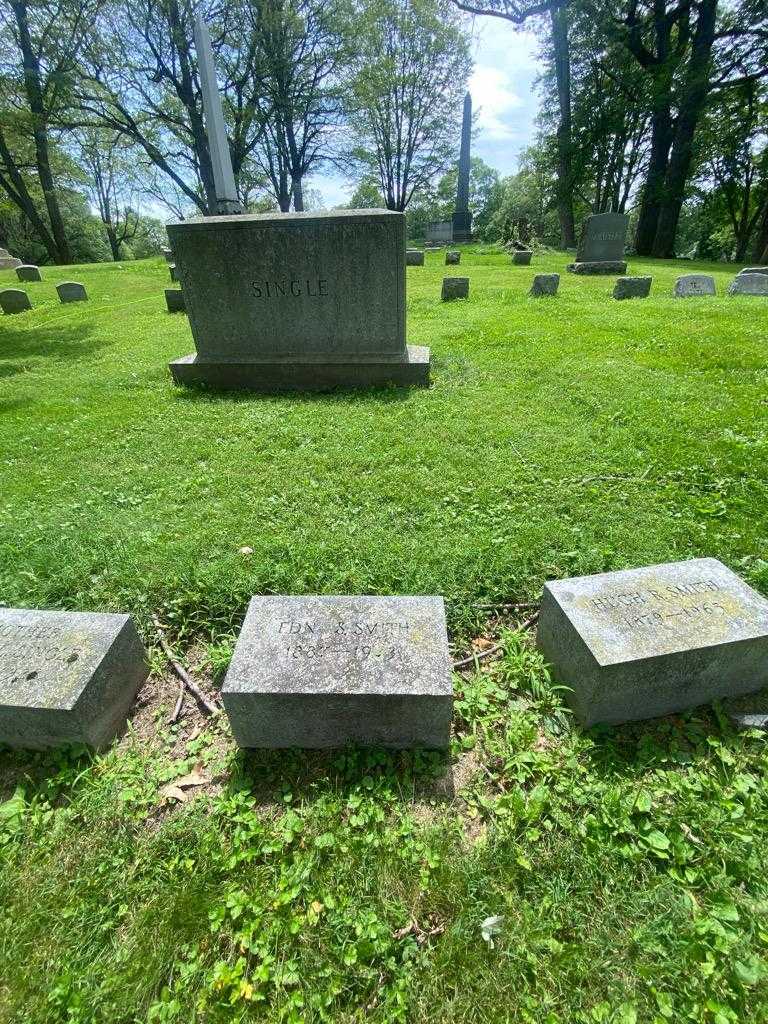 Edna S. Smith's grave. Photo 1