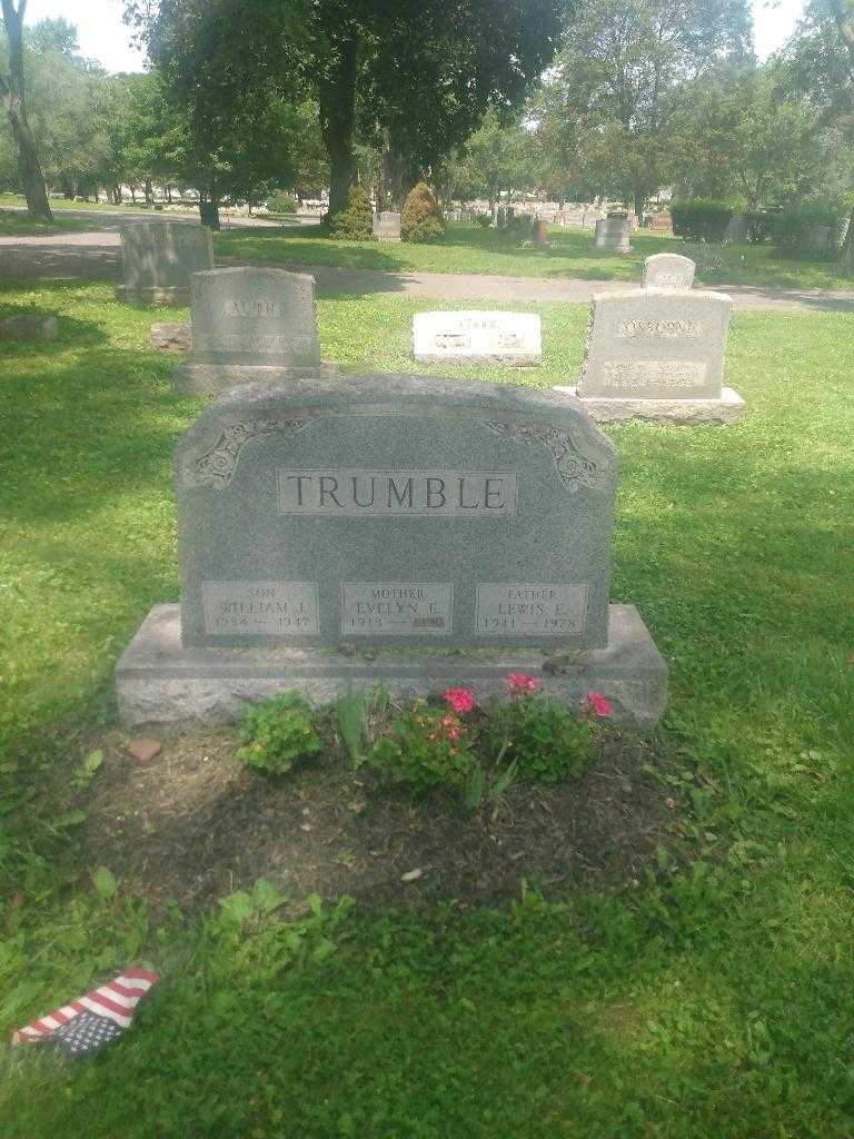 Evelyn E. Trumble's grave. Photo 1