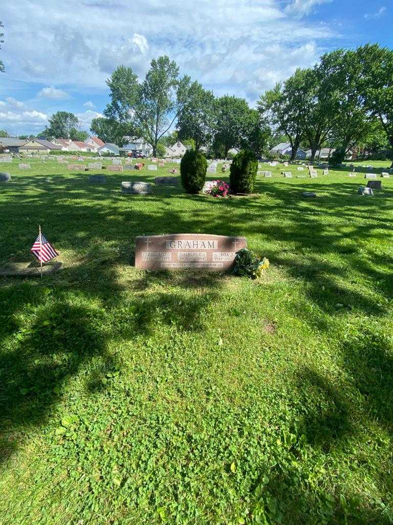 Bessie D. Graham's grave. Photo 1
