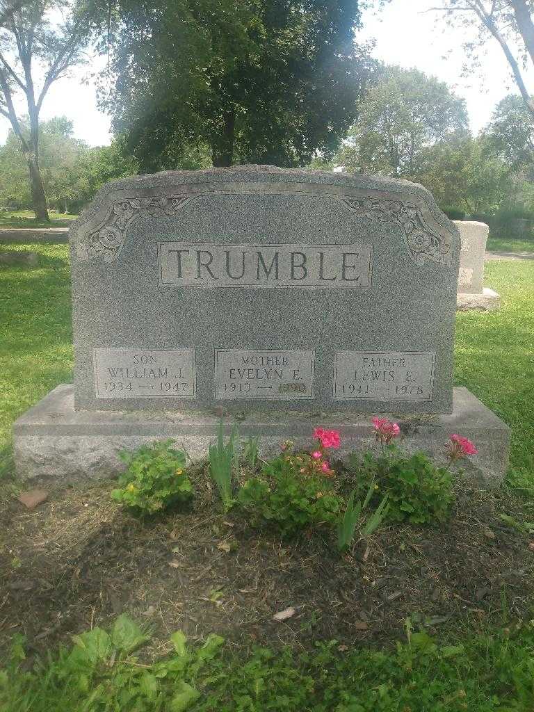 Evelyn E. Trumble's grave. Photo 2