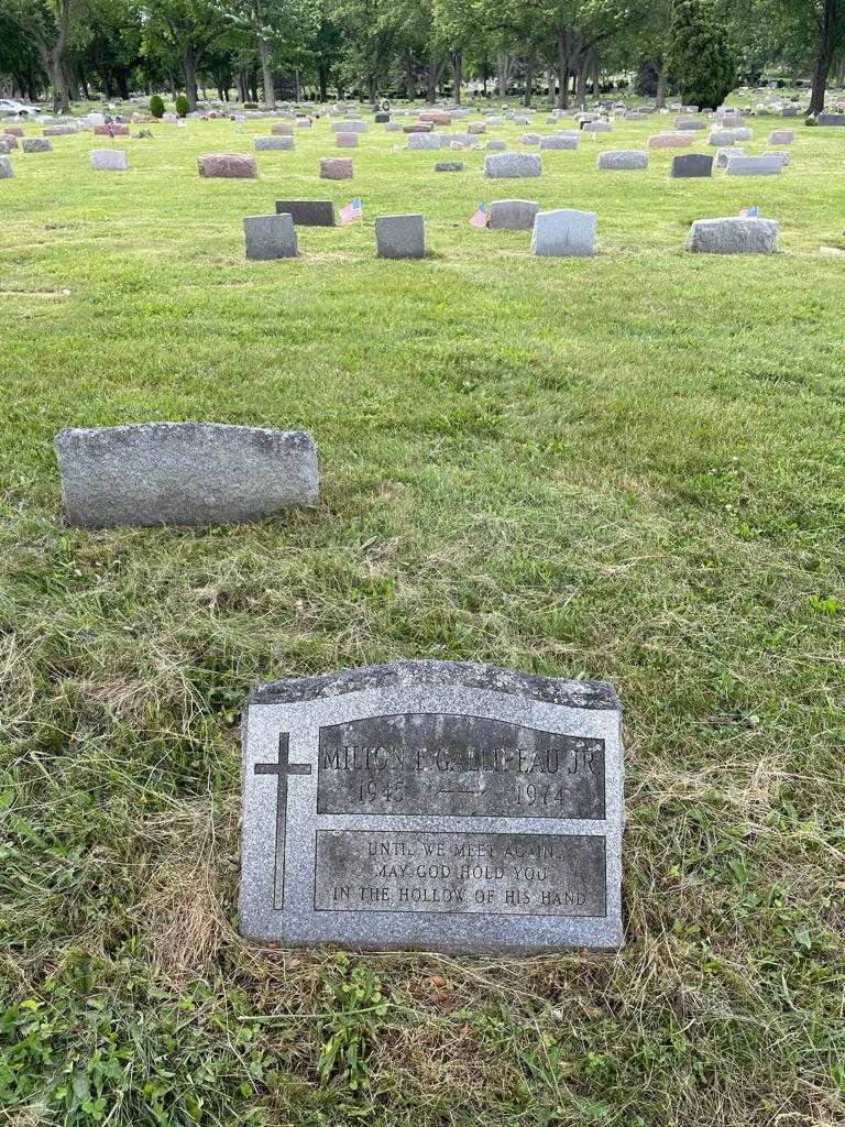 Milton F. Gallipeau Junior's grave. Photo 2