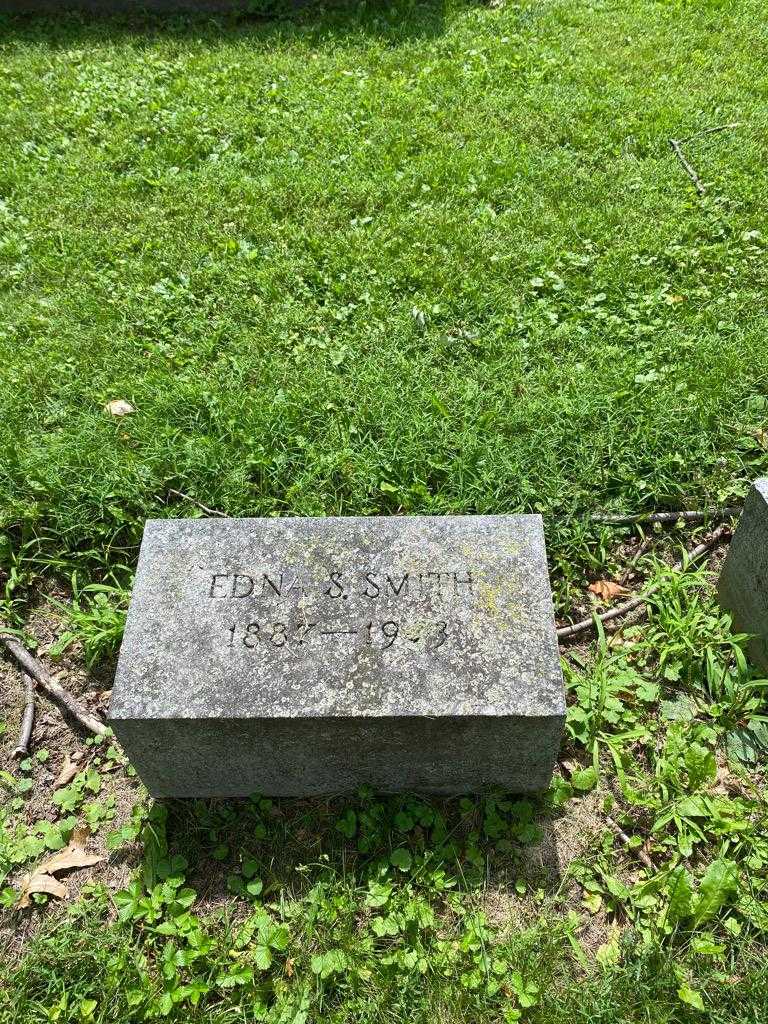 Edna S. Smith's grave. Photo 2