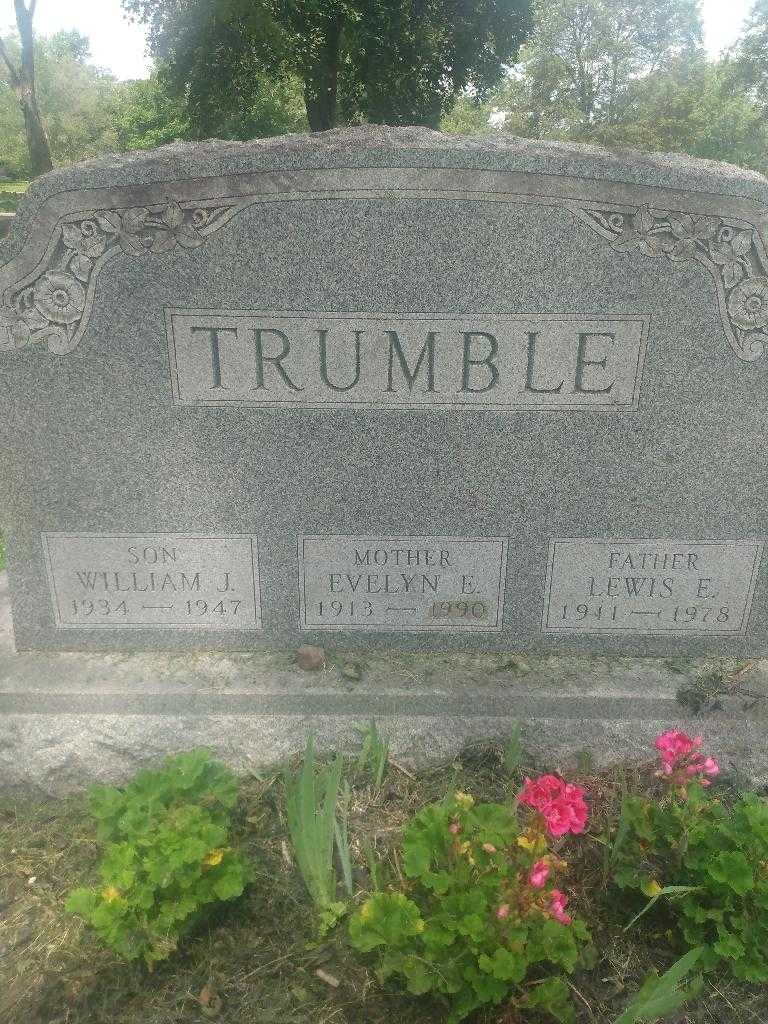Evelyn E. Trumble's grave. Photo 3