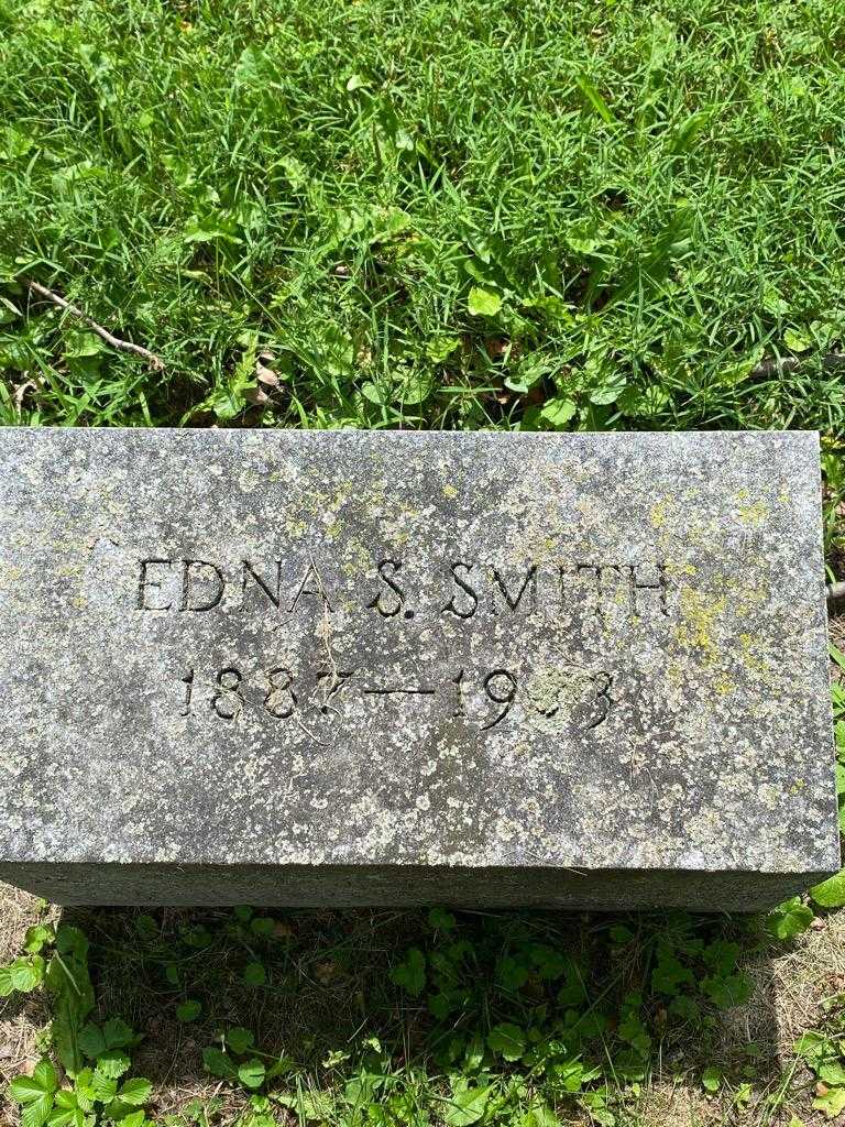 Edna S. Smith's grave. Photo 3