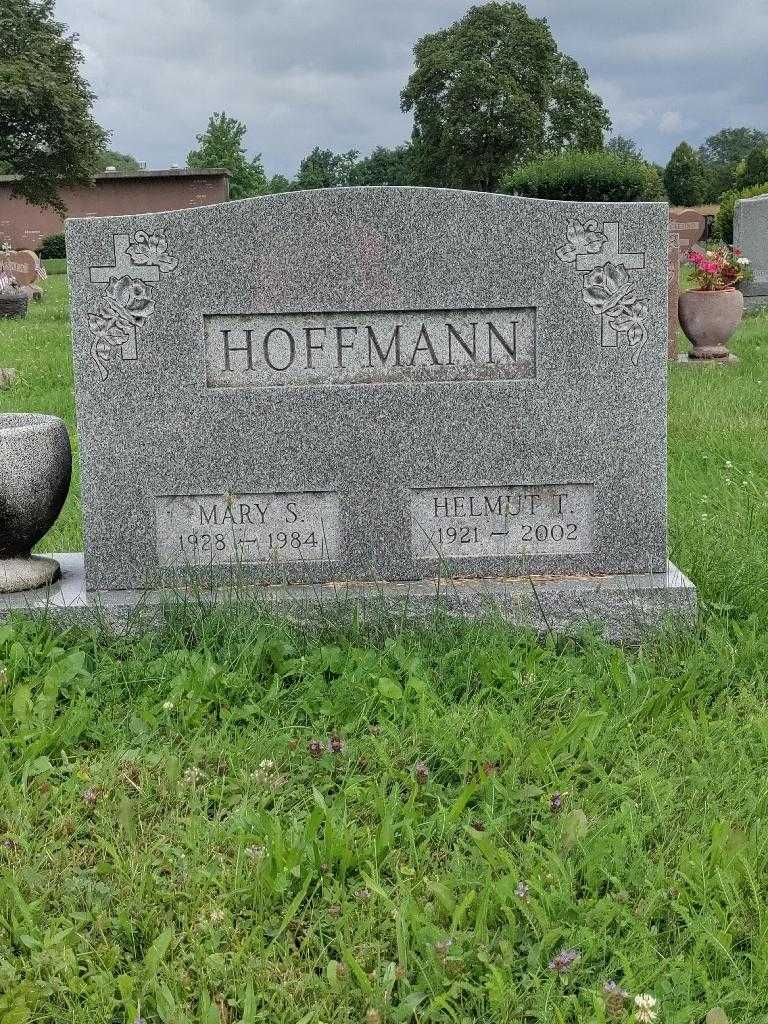 Helmut T. Hoffmann's grave. Photo 3