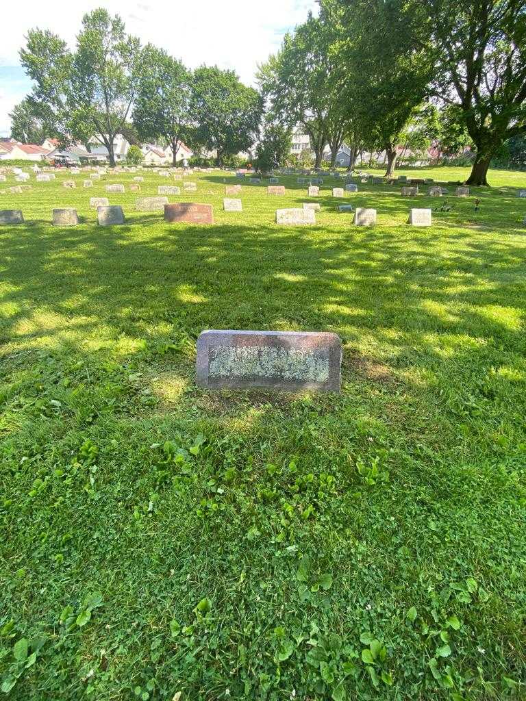 Augusta E. Mueller's grave. Photo 1